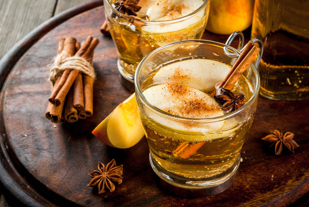 Apple cider cocktail